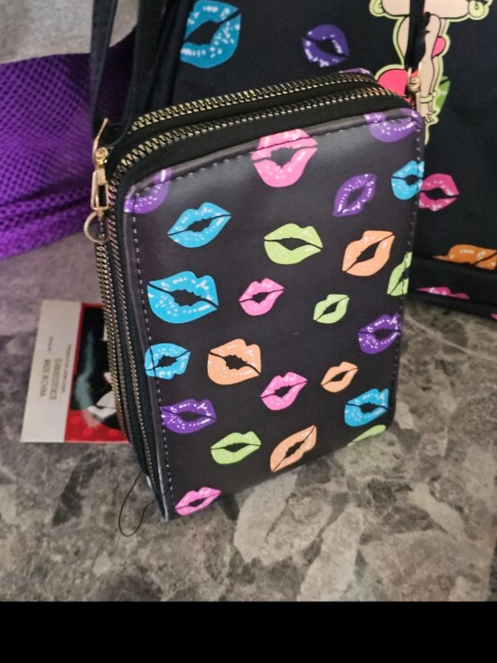 Betty Boop Black Crossbody Bag with Multicolor Lip Print - Picture 3 of 4